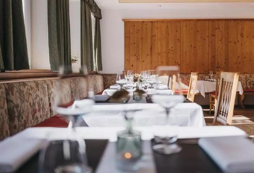 هتل Vier Jahreszeiten