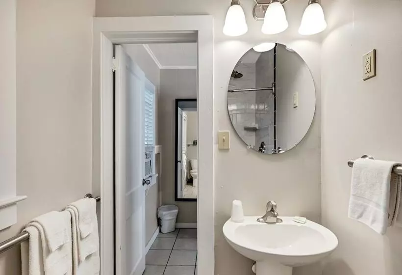 Dolphin Oceanfront Motel   Nags Head