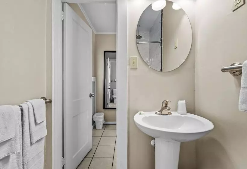 Dolphin Oceanfront Motel   Nags Head