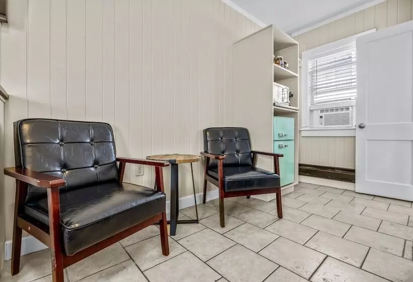 Dolphin Oceanfront Motel   Nags Head