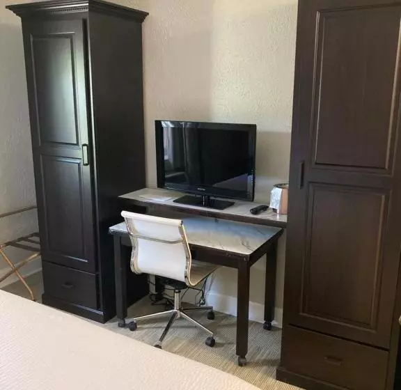 The Aurora Inn Hotel And Event Center