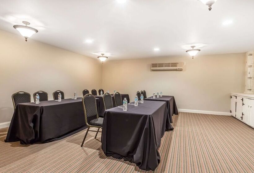 The Aurora Inn Hotel And Event Center