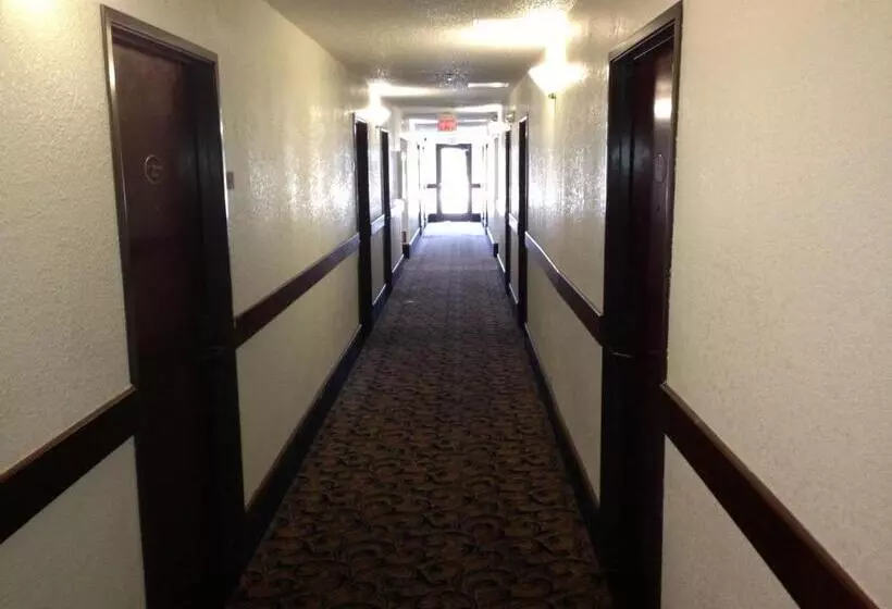 فندق على الطريق Brentwood Inn & Suites