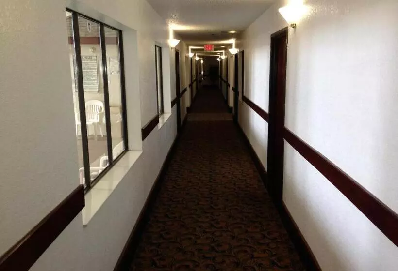 فندق على الطريق Brentwood Inn & Suites