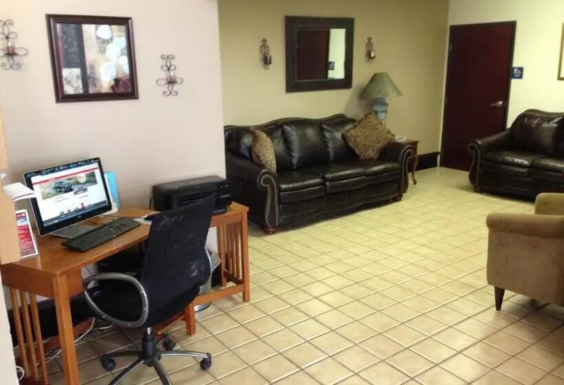 فندق على الطريق Brentwood Inn & Suites