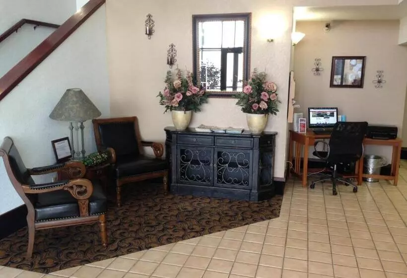 فندق على الطريق Brentwood Inn & Suites