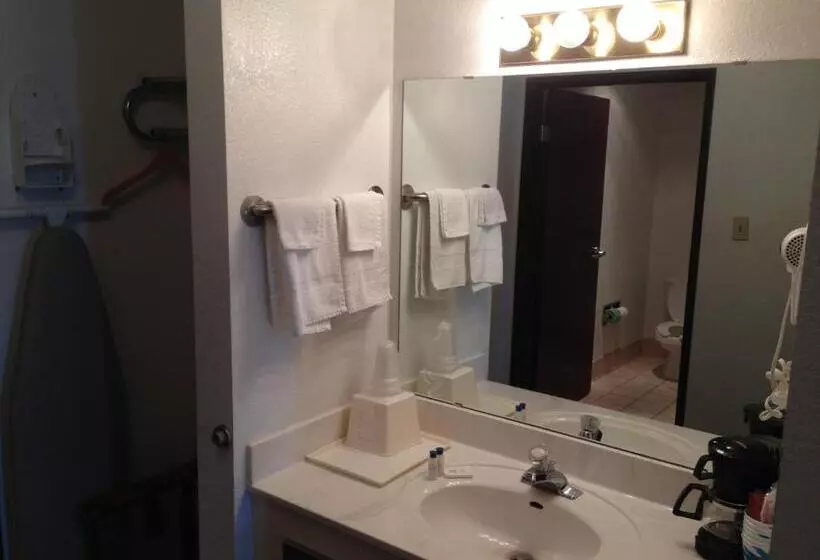 فندق على الطريق Brentwood Inn & Suites