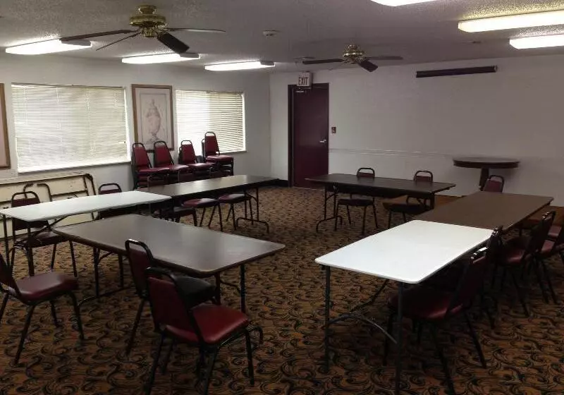 فندق على الطريق Brentwood Inn & Suites