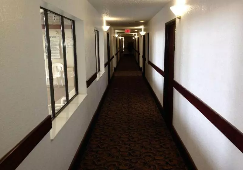 فندق على الطريق Brentwood Inn & Suites