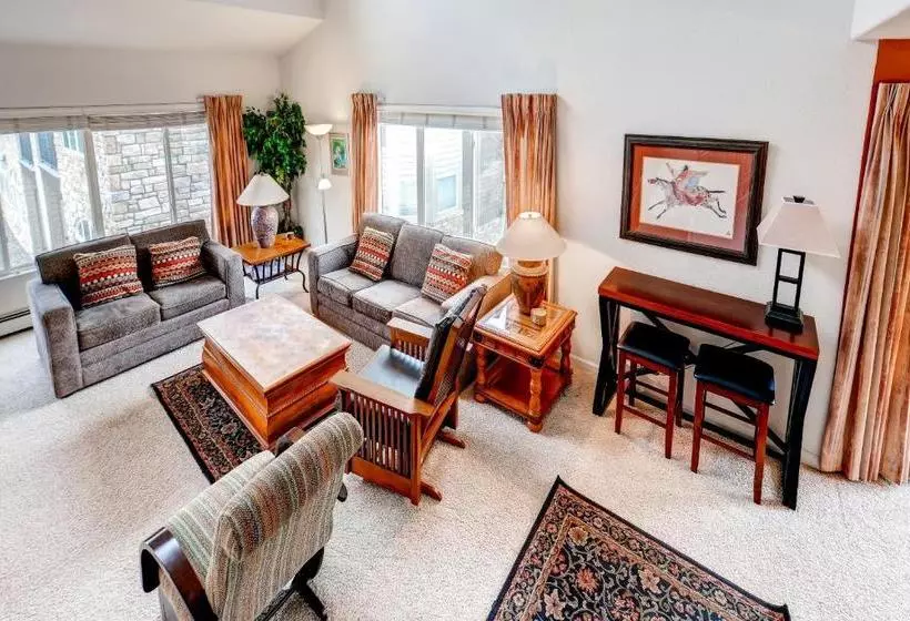 Three Bedroom Spacious Condo 206 At Bay Club