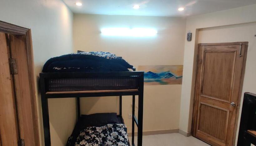 リゾートホテル Into The Wild Stays