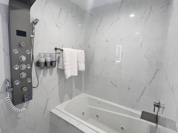 מוטל Omeo Suites