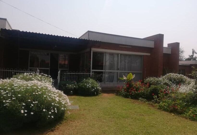 تختخواب و صبحانه Savanna Guest House