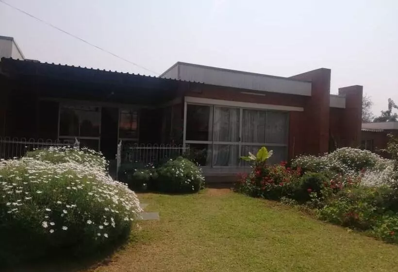 تختخواب و صبحانه Savanna Guest House