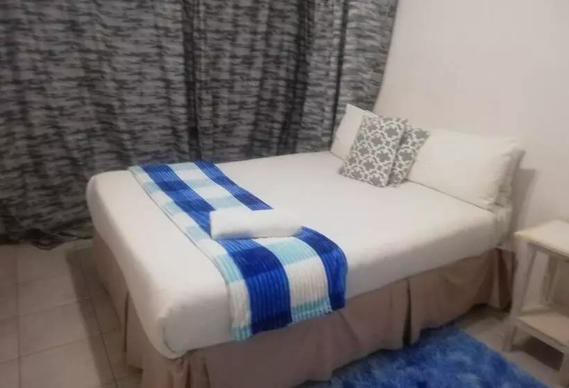 تختخواب و صبحانه Savanna Guest House