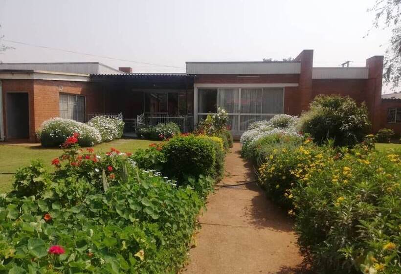 تختخواب و صبحانه Savanna Guest House