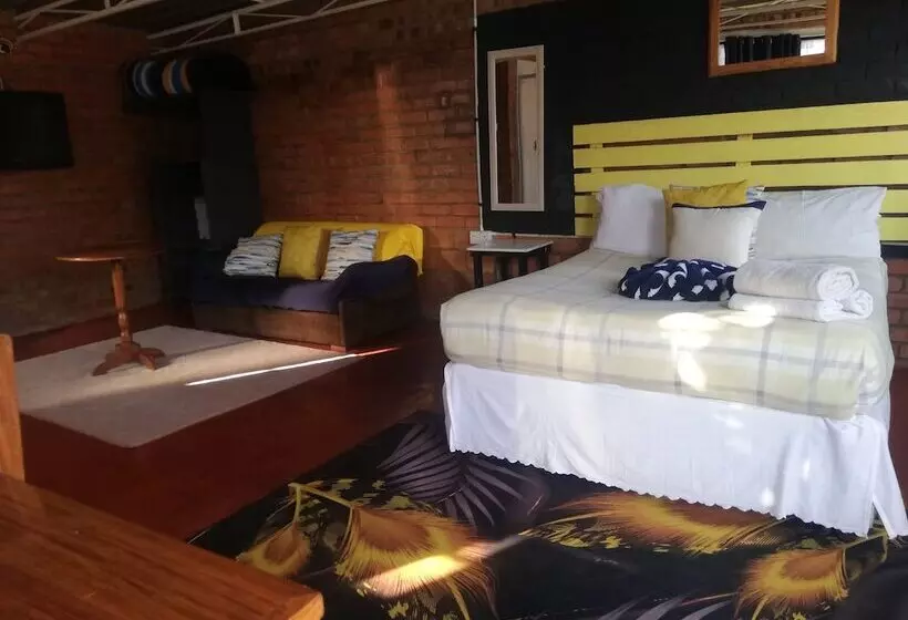 تختخواب و صبحانه Savanna Guest House