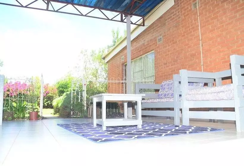 تختخواب و صبحانه Savanna Guest House