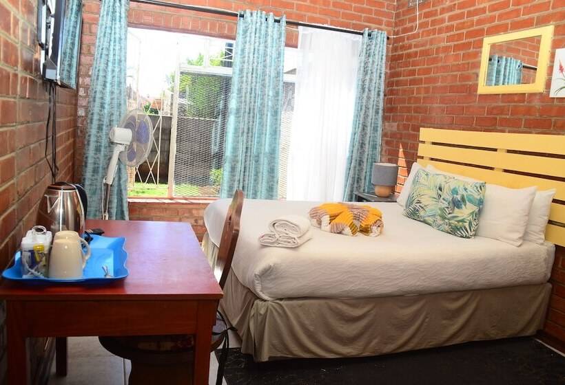 تختخواب و صبحانه Savanna Guest House