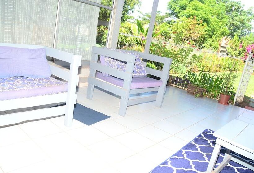 تختخواب و صبحانه Savanna Guest House