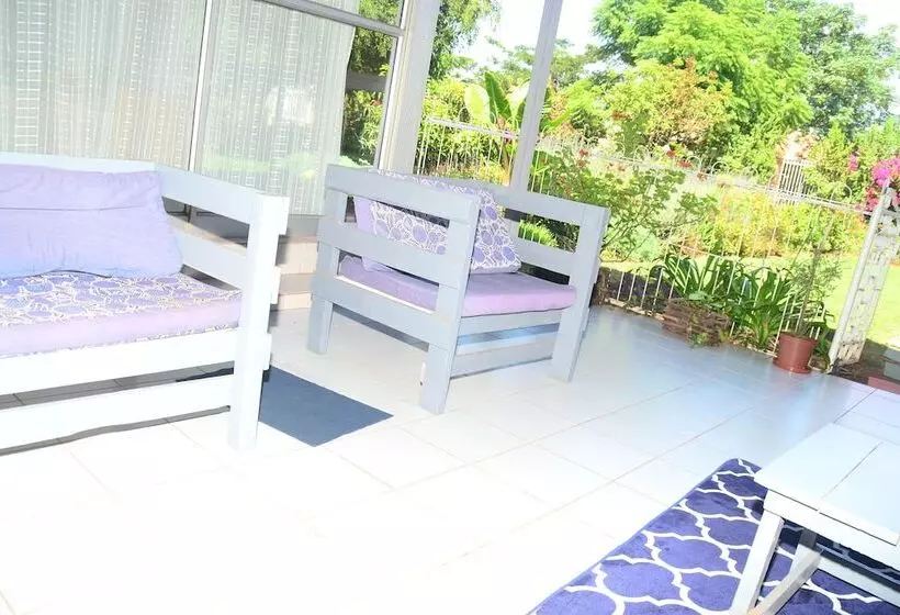 تختخواب و صبحانه Savanna Guest House