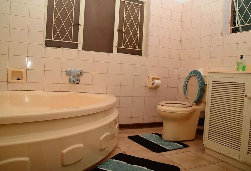 تختخواب و صبحانه Savanna Guest House