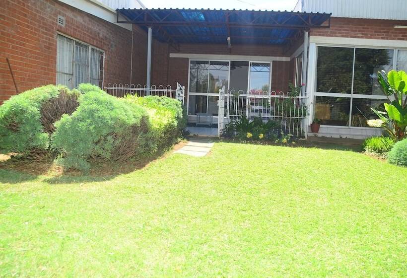 تختخواب و صبحانه Savanna Guest House