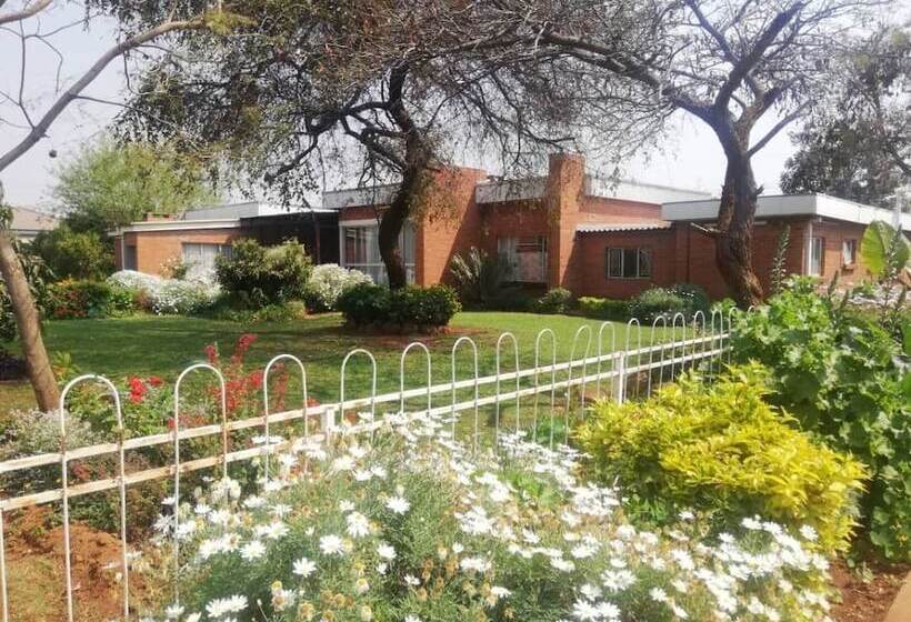 تختخواب و صبحانه Savanna Guest House