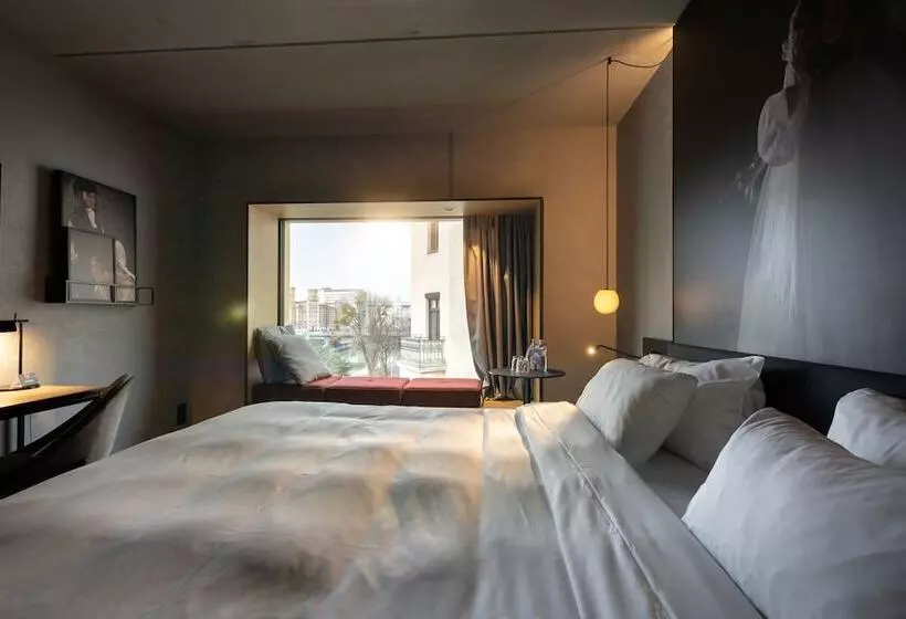 Radisson Red Hotel, Vienna