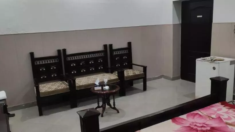 هتل Shelton Palace