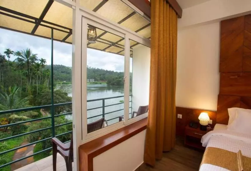 Hotelli Karlad Lake View Resort