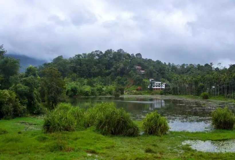 Hotelli Karlad Lake View Resort