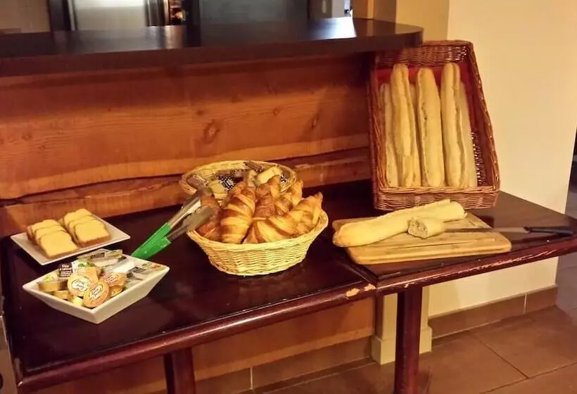 Отель Couett Hôtel Loudéac