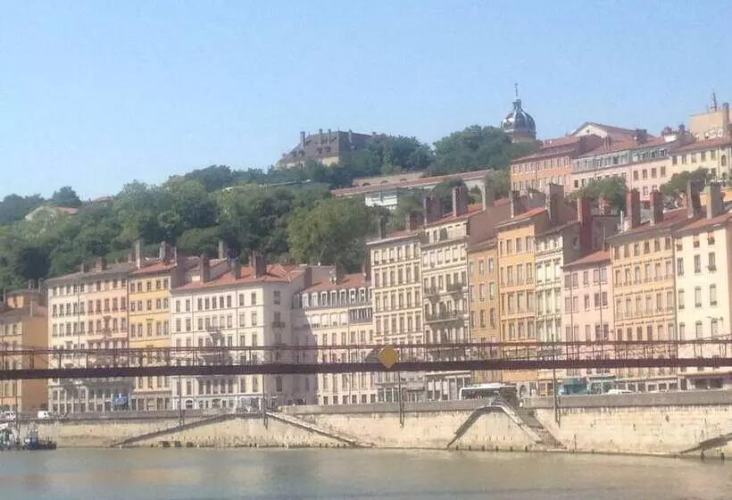 Отель De La Croix Rousse