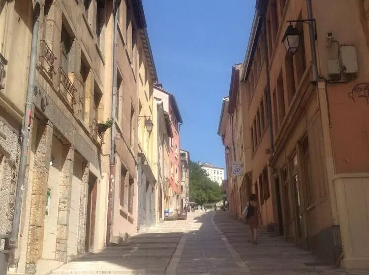 Отель De La Croix Rousse