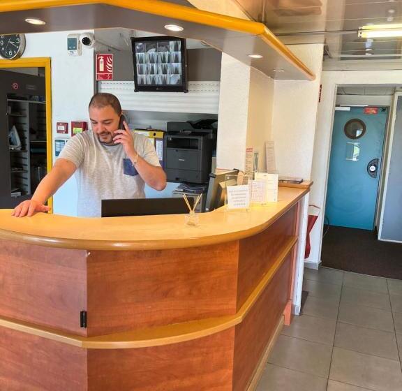 هتل Egg Hôtel Sarcelles