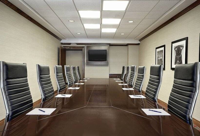 فندق Four Points By Sheraton Calgary Airport