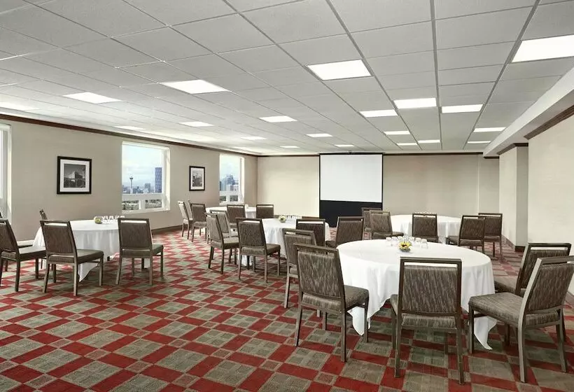 酒店 Four Points By Sheraton Calgary Airport