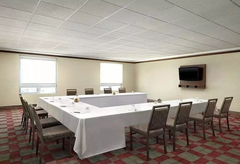 酒店 Four Points By Sheraton Calgary Airport