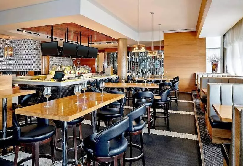 酒店 Four Points By Sheraton Calgary Airport