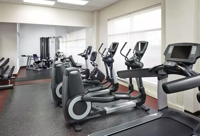 酒店 Four Points By Sheraton Calgary Airport