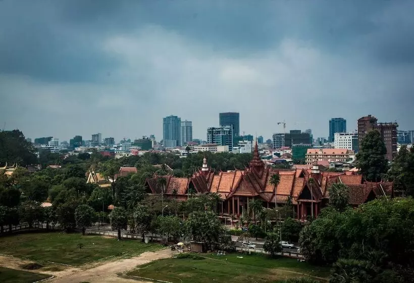 هتل The Frangipani Royal Palace