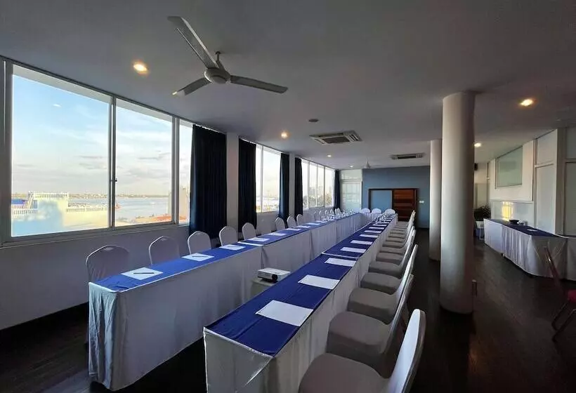 هتل The Frangipani Royal Palace