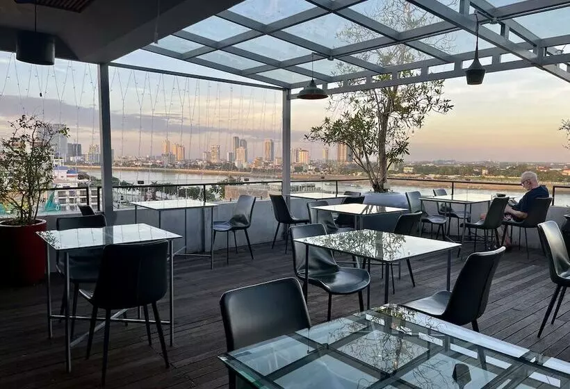 هتل The Frangipani Royal Palace