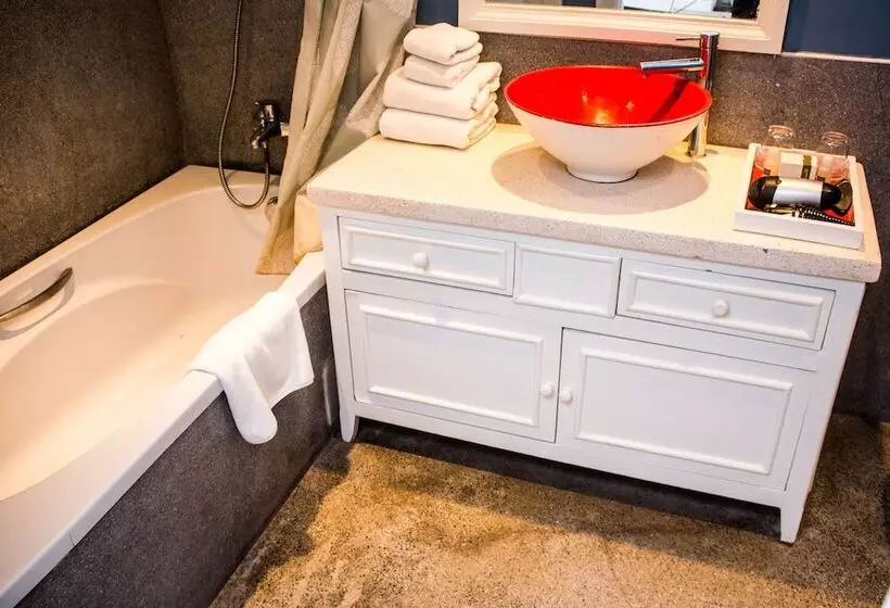 هتل The Frangipani Royal Palace