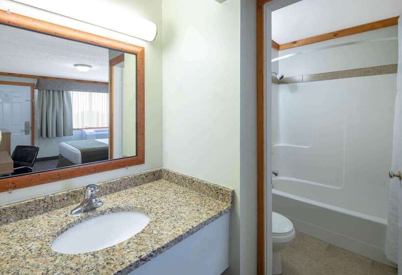 فندق Travelodge By Wyndham Golden Sportsman Lodge