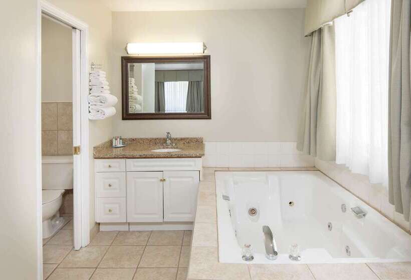 فندق Travelodge By Wyndham Golden Sportsman Lodge