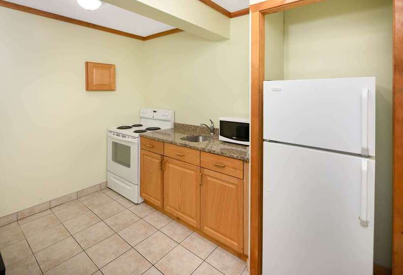 فندق Travelodge By Wyndham Golden Sportsman Lodge