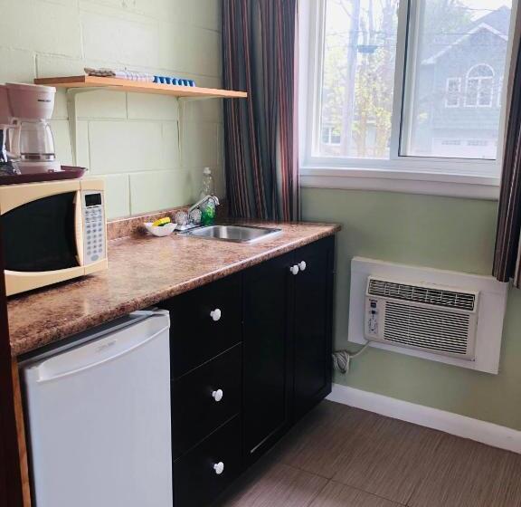 Мотель Perth Plaza Inn & Suites