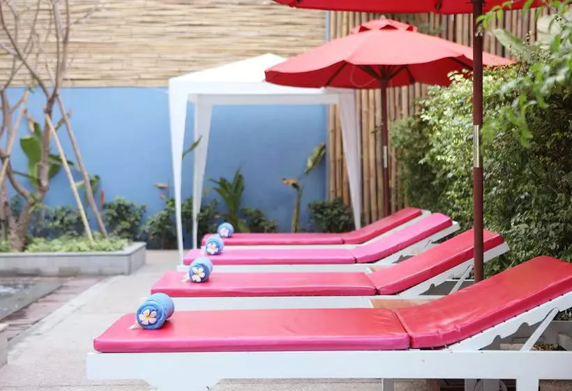 Отель The Frangipani Living Arts Palace